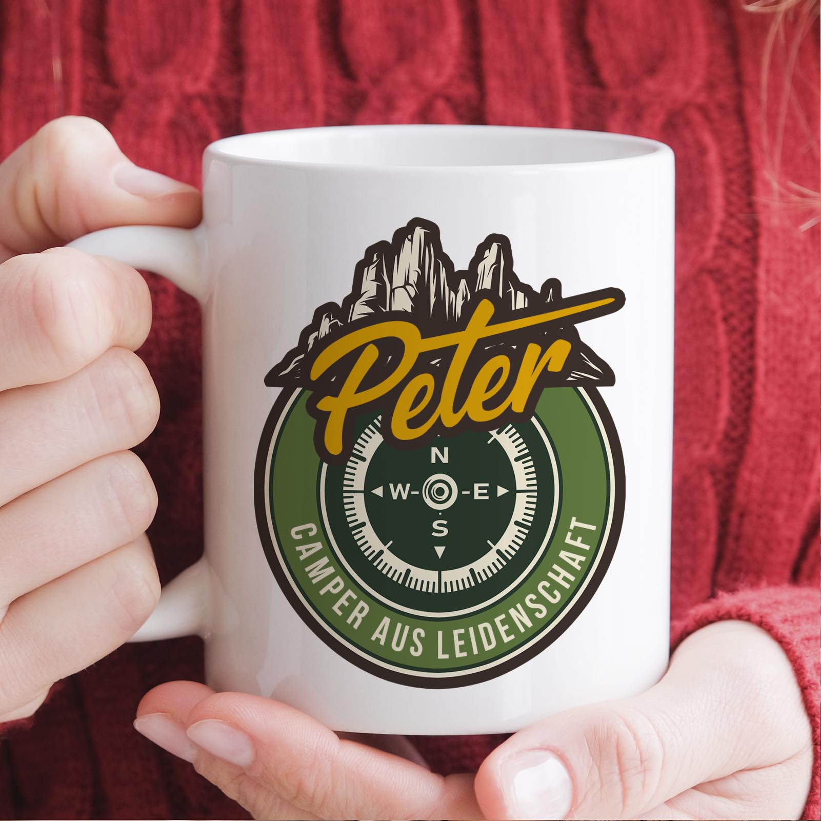 Personalisierte Tasse 330 ml – Camping Motiv mit Bergen & Kompass – mit Wunschname – beidseitig bedr