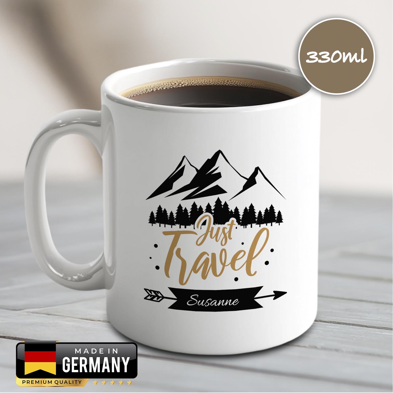 Personalisierte Tasse 330 ml – „Just Travel“ mit Bergen & Bäumen – mit Wunschname – beidseitig bedru