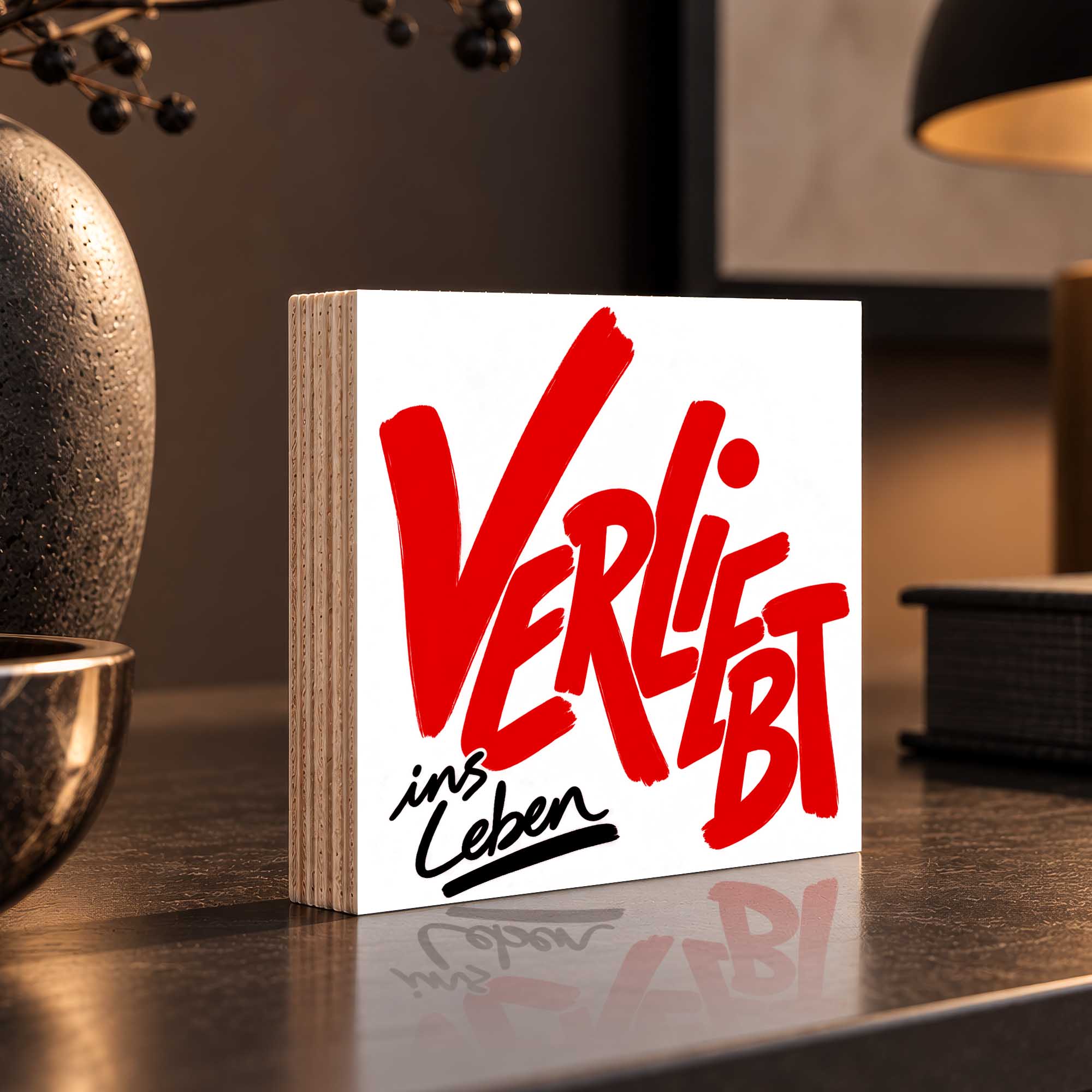 Woodprint Verliebt ins Leben – Schriftzug in Rot und Schwarz – Motiv 025