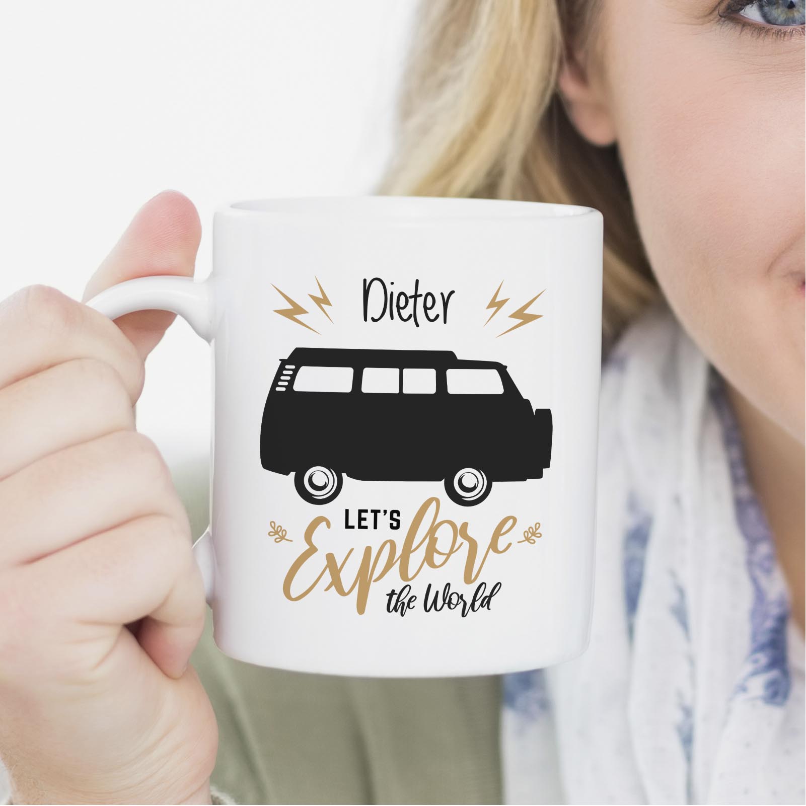 Personalisierte Tasse 330 ml – „Let’s explore the world“ Bulli Motiv – mit Wunschname – beidseitig b