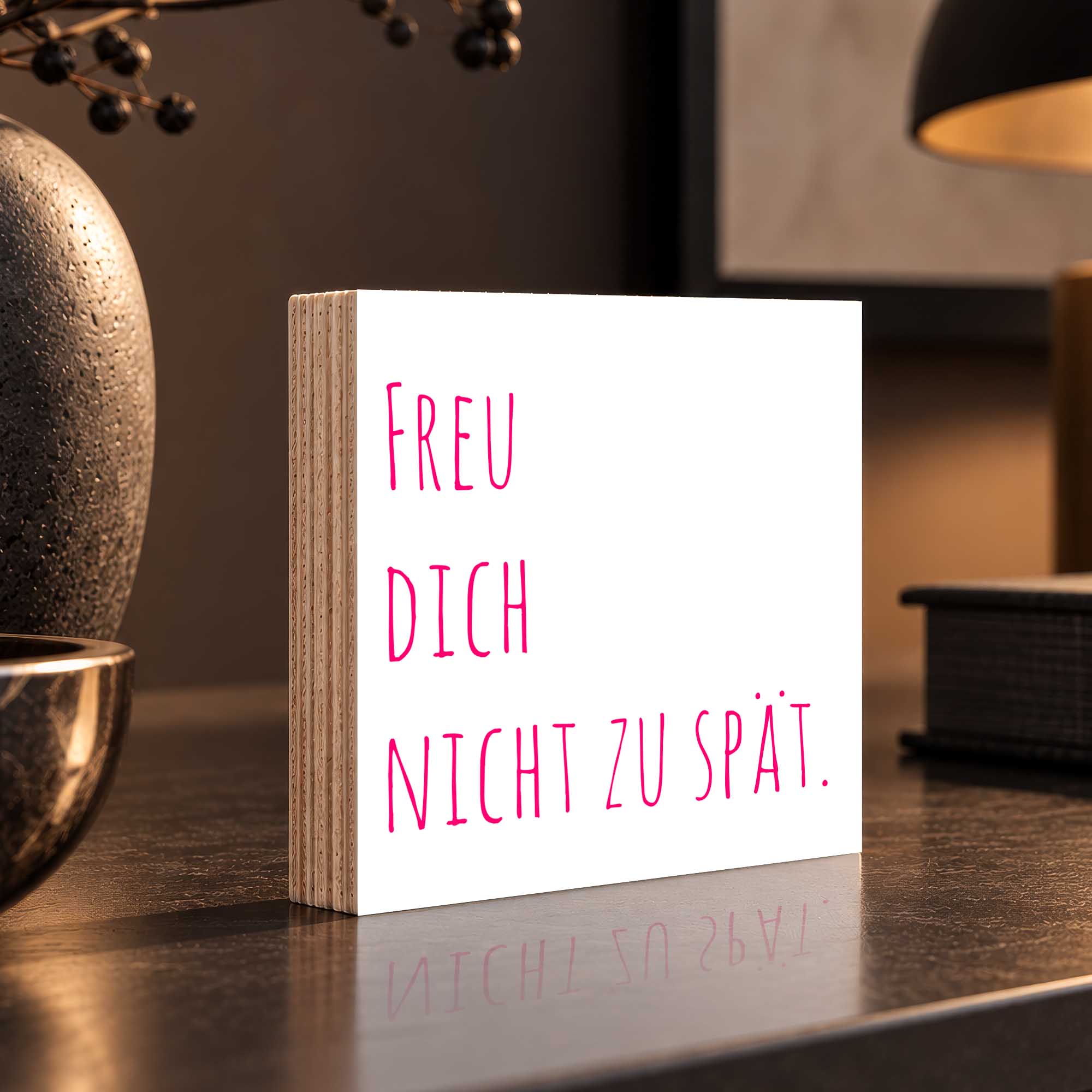 Woodprint Freu dich nicht zu spät – moderner Schriftzug rosa – Motiv 020