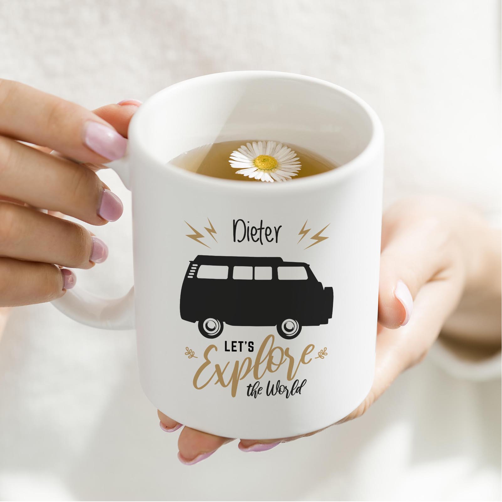 Personalisierte Tasse 330 ml – „Let’s explore the world“ Bulli Motiv – mit Wunschname – beidseitig b