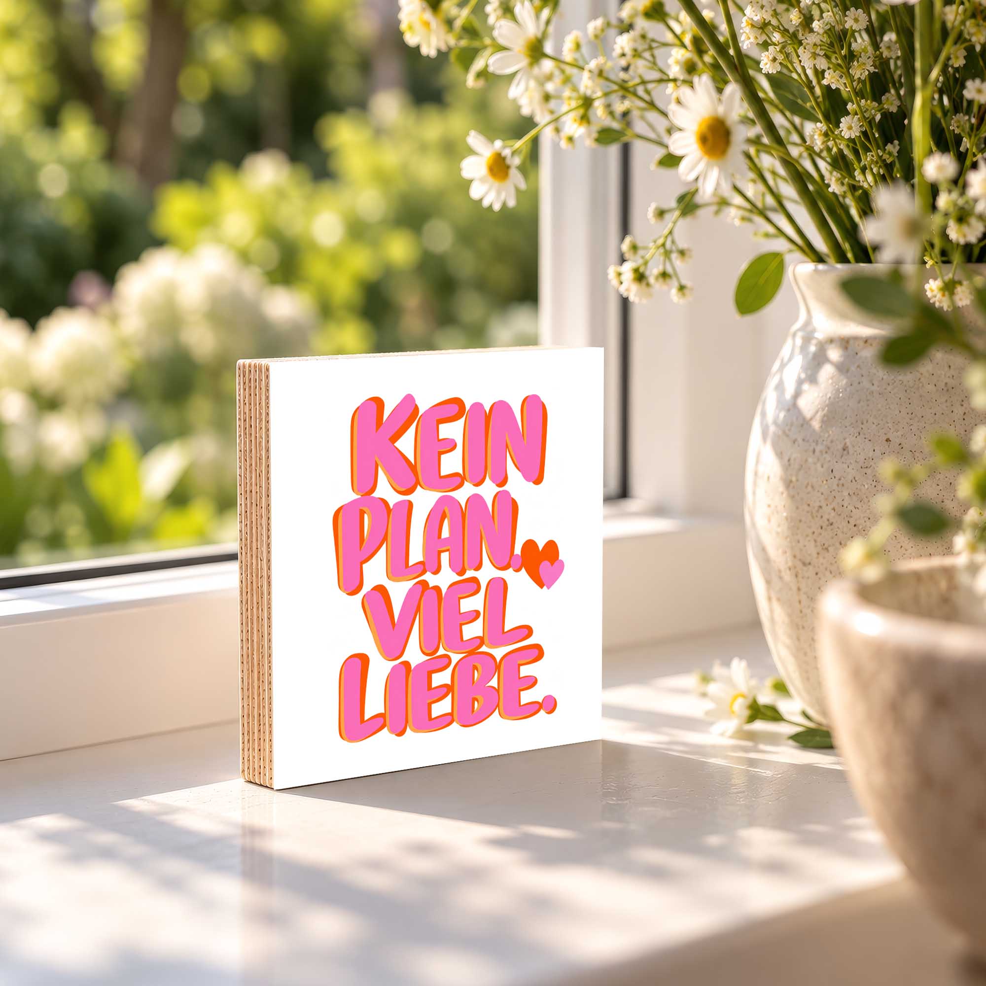 Woodprint Kein Plan. Viel Liebe. – pink-orange Schriftzug mit Herzen – Motiv 021