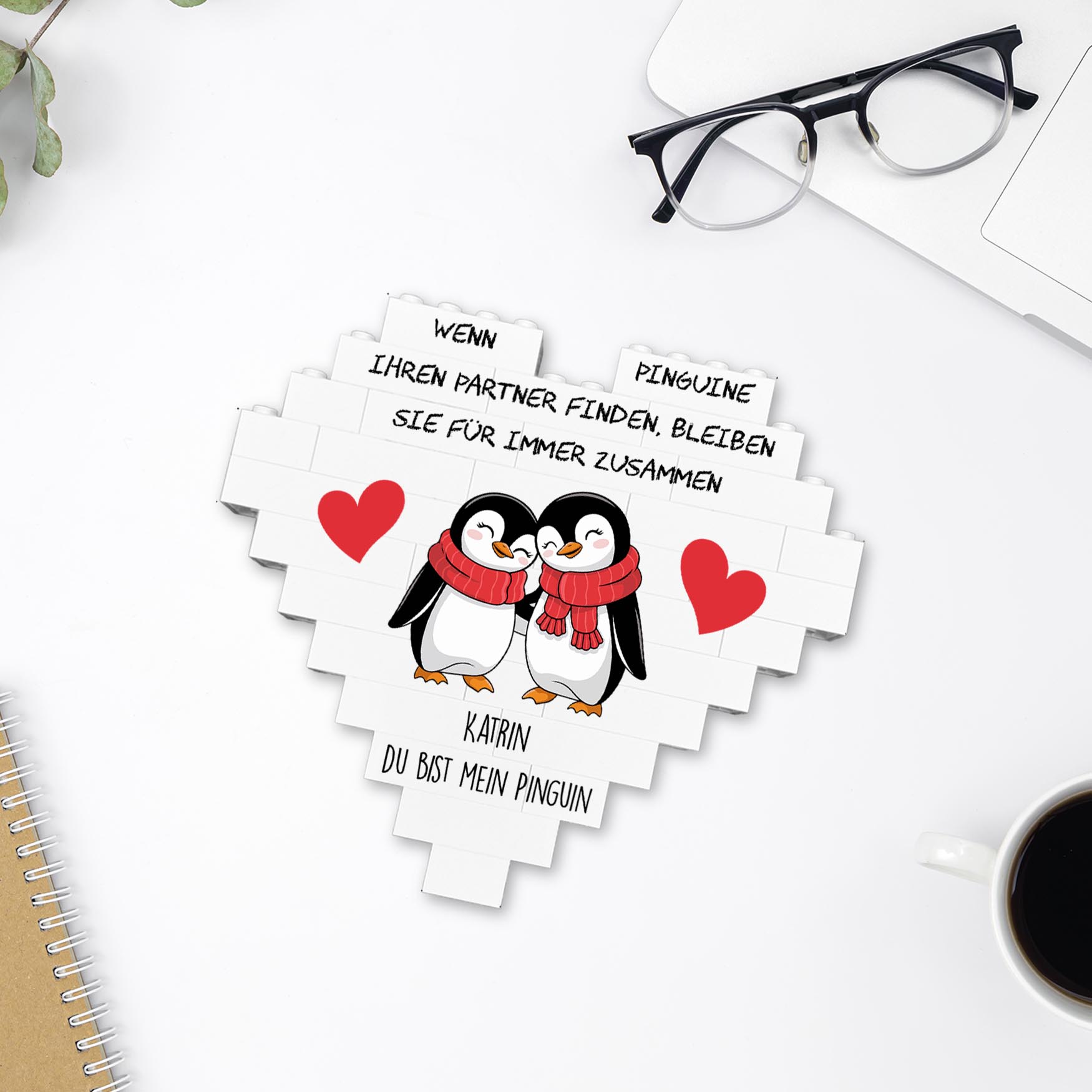 Personalisiertes Herz aus Klemmbausteinen – Verliebte Pinguine
