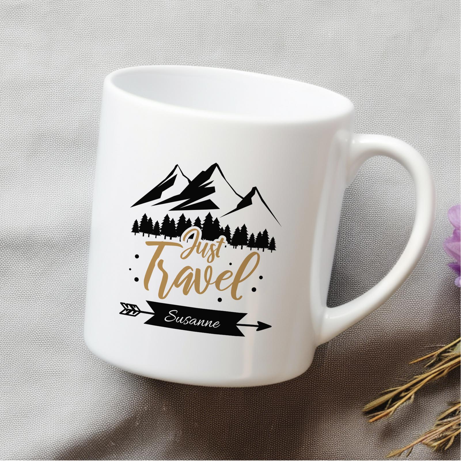 Personalisierte Tasse 330 ml – „Just Travel“ mit Bergen & Bäumen – mit Wunschname – beidseitig bedru
