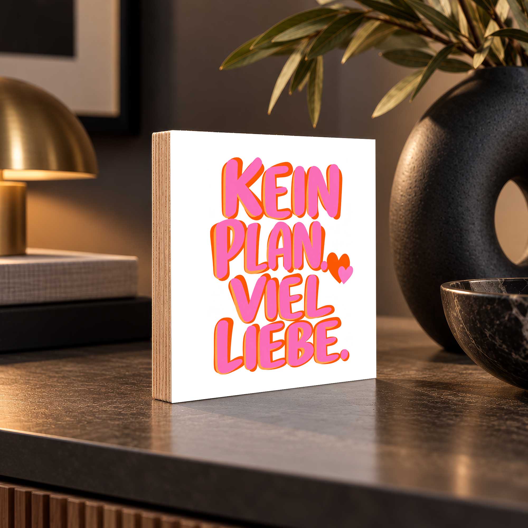 Woodprint Kein Plan. Viel Liebe. – pink-orange Schriftzug mit Herzen – Motiv 021