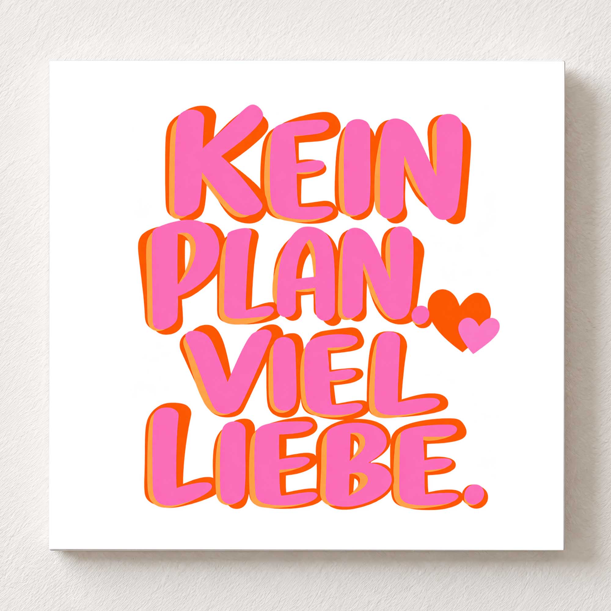 Woodprint Kein Plan. Viel Liebe. – pink-orange Schriftzug mit Herzen – Motiv 021
