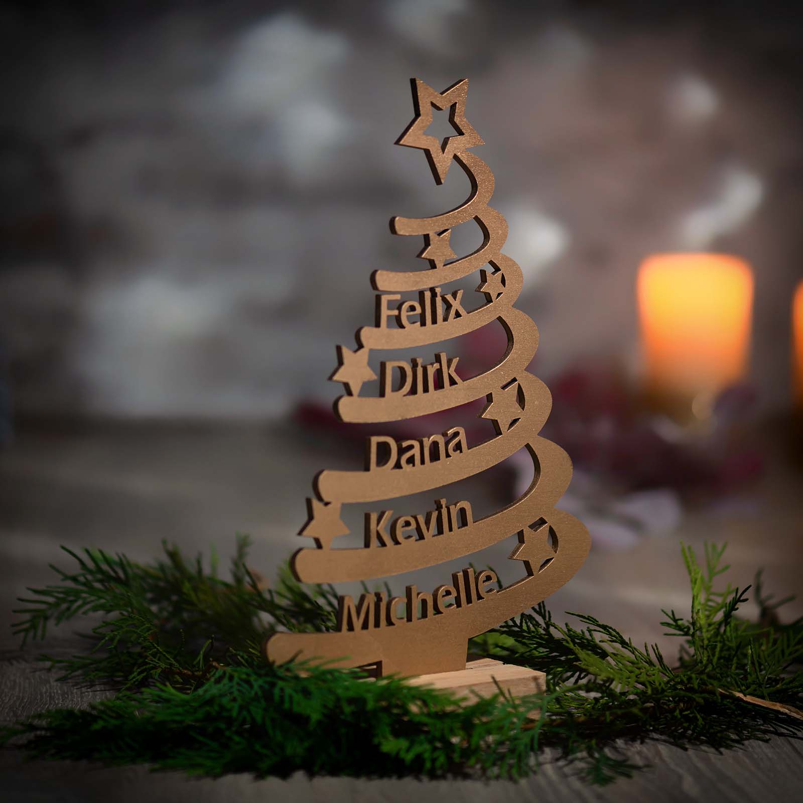 Weihnachtsbaum personalisierbar bis 6 Namen aus Holz mit Sternen