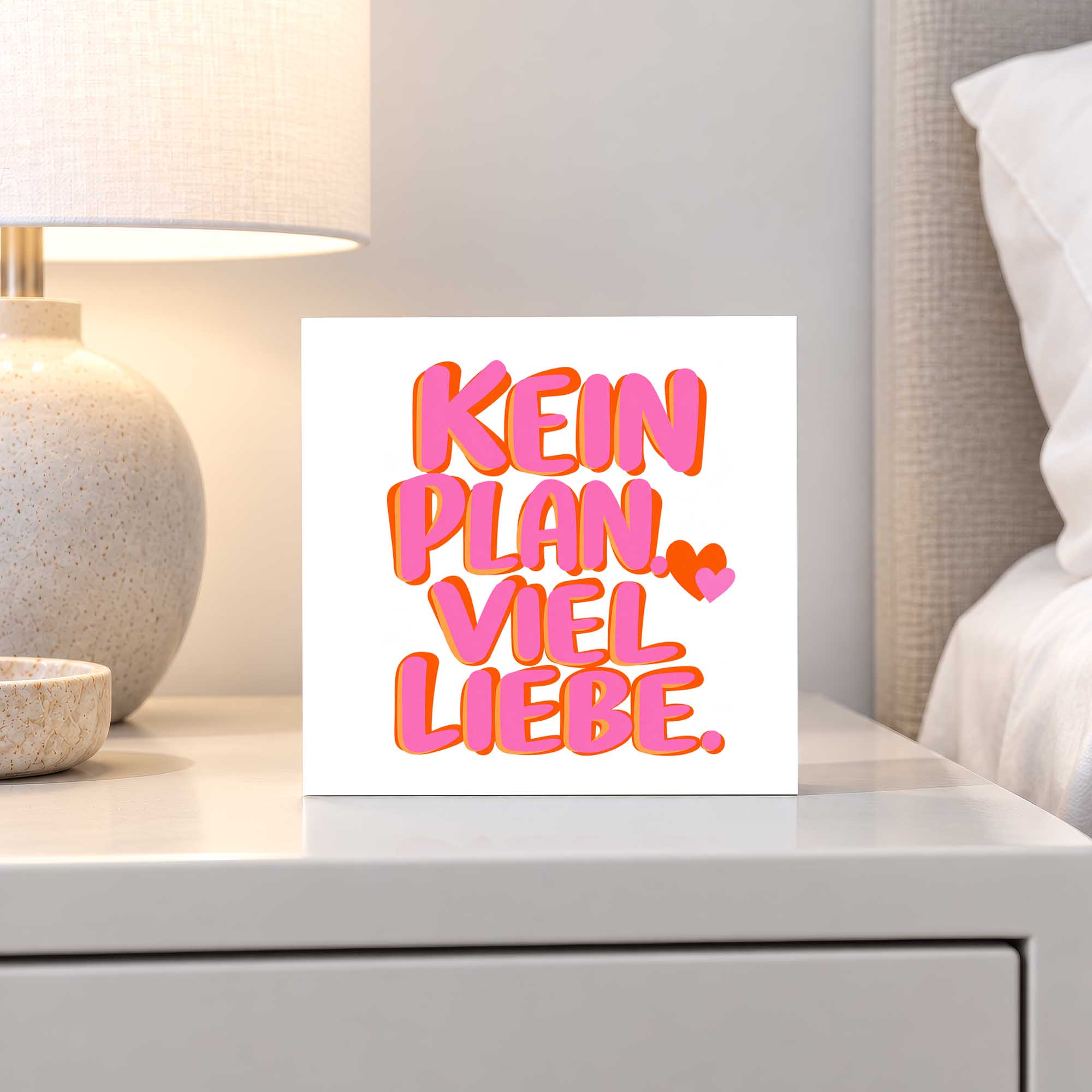 Woodprint Kein Plan. Viel Liebe. – pink-orange Schriftzug mit Herzen – Motiv 021