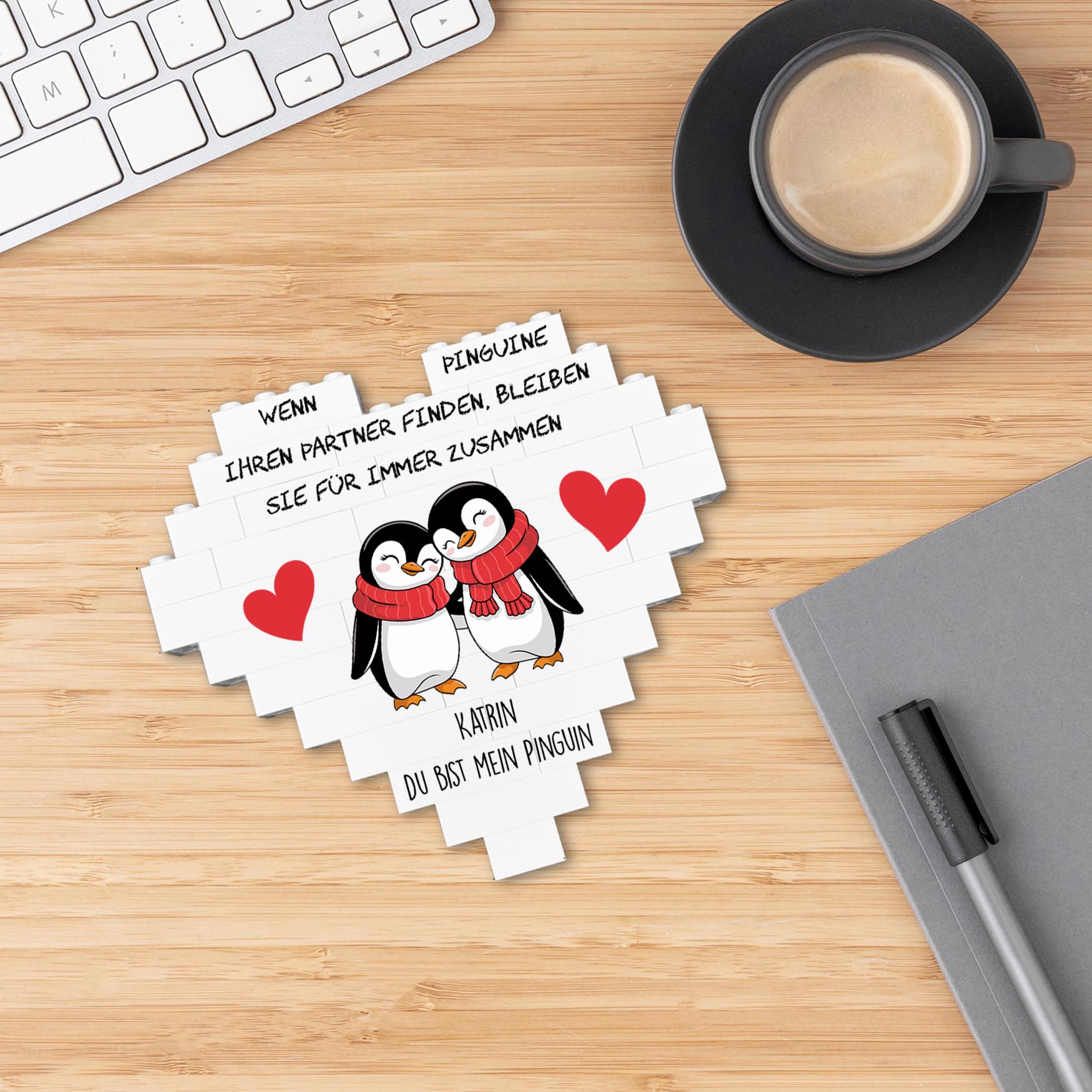 Personalisiertes Herz aus Klemmbausteinen – Verliebte Pinguine