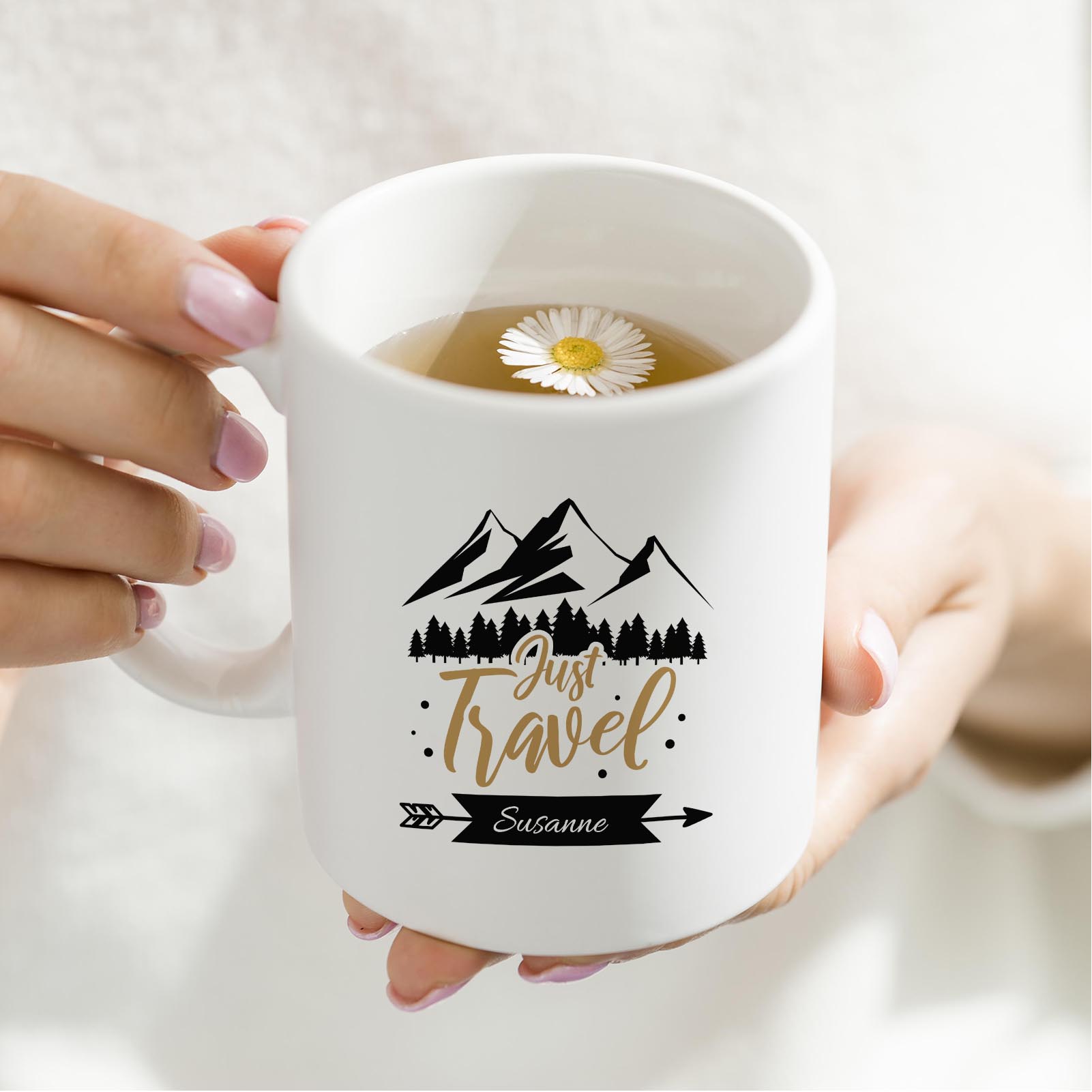 Personalisierte Tasse 330 ml – „Just Travel“ mit Bergen & Bäumen – mit Wunschname – beidseitig bedru