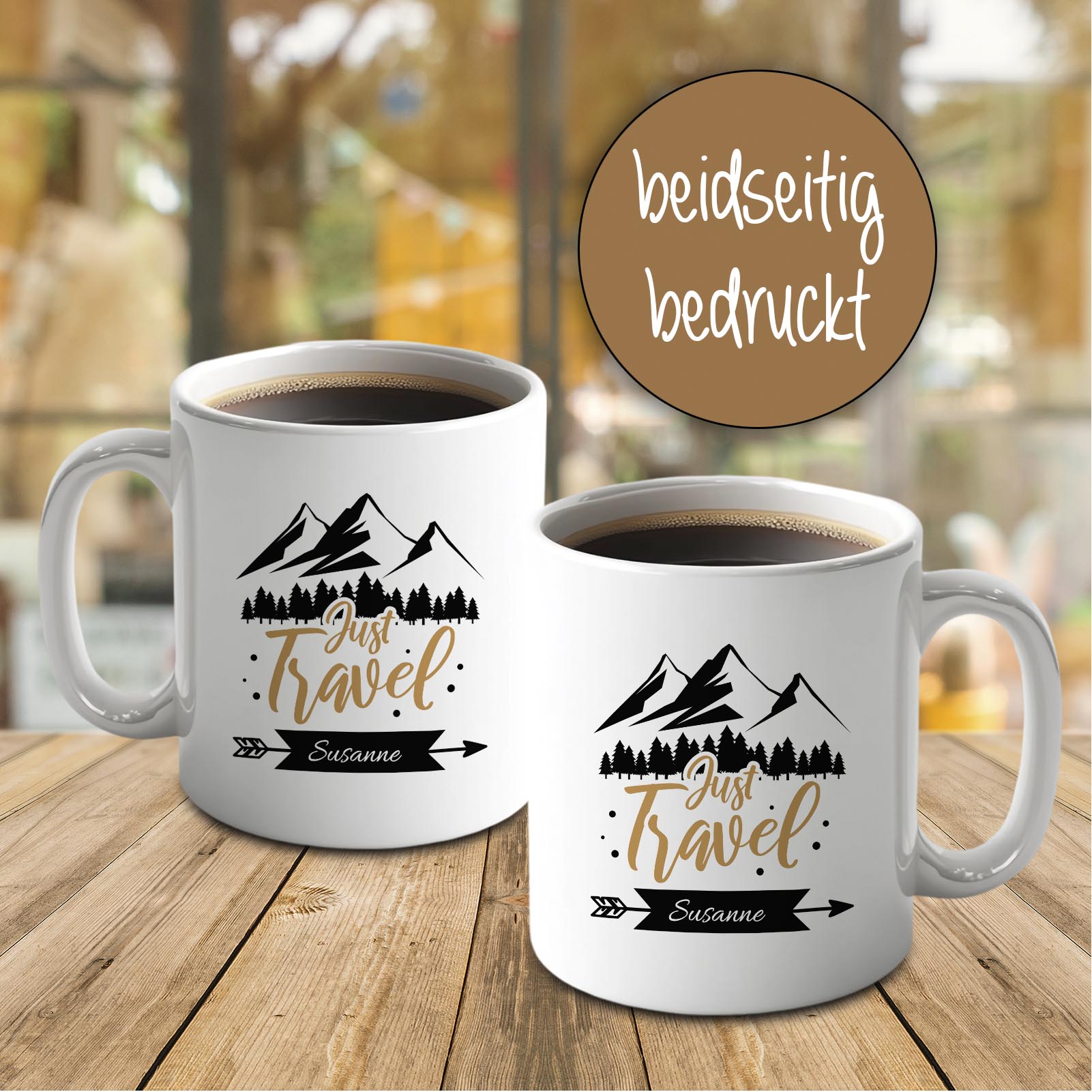 Personalisierte Tasse 330 ml – „Just Travel“ mit Bergen & Bäumen – mit Wunschname – beidseitig bedru