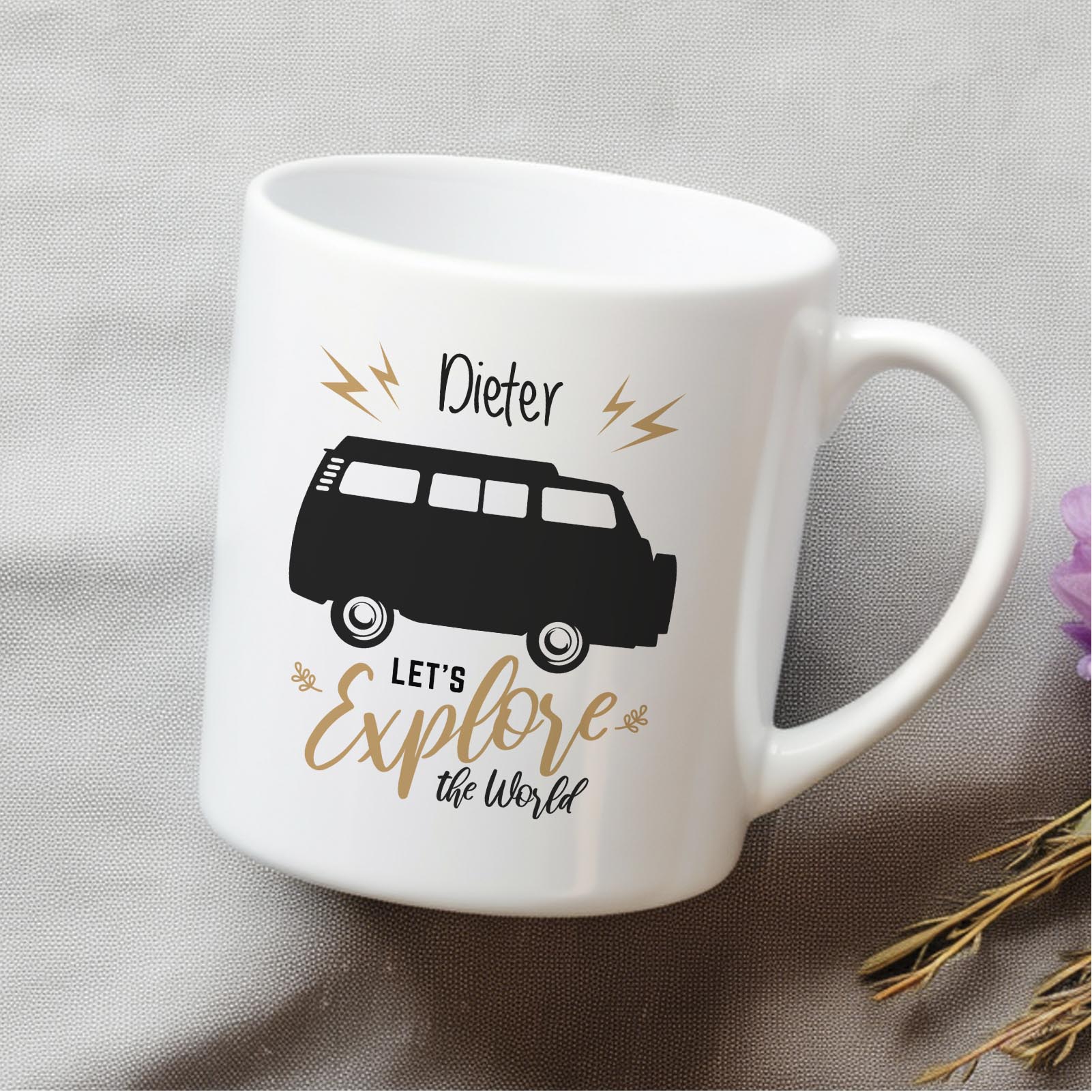 Personalisierte Tasse 330 ml – „Let’s explore the world“ Bulli Motiv – mit Wunschname – beidseitig b