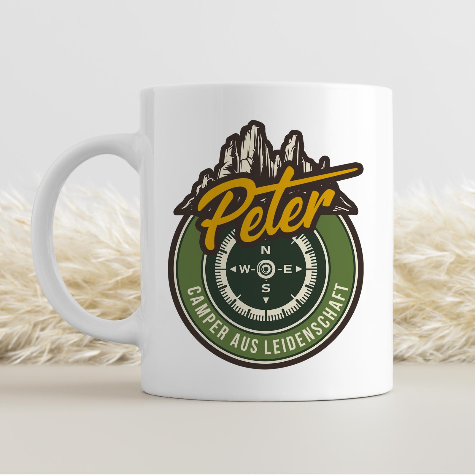 Personalisierte Tasse 330 ml – Camping Motiv mit Bergen & Kompass – mit Wunschname – beidseitig bedr