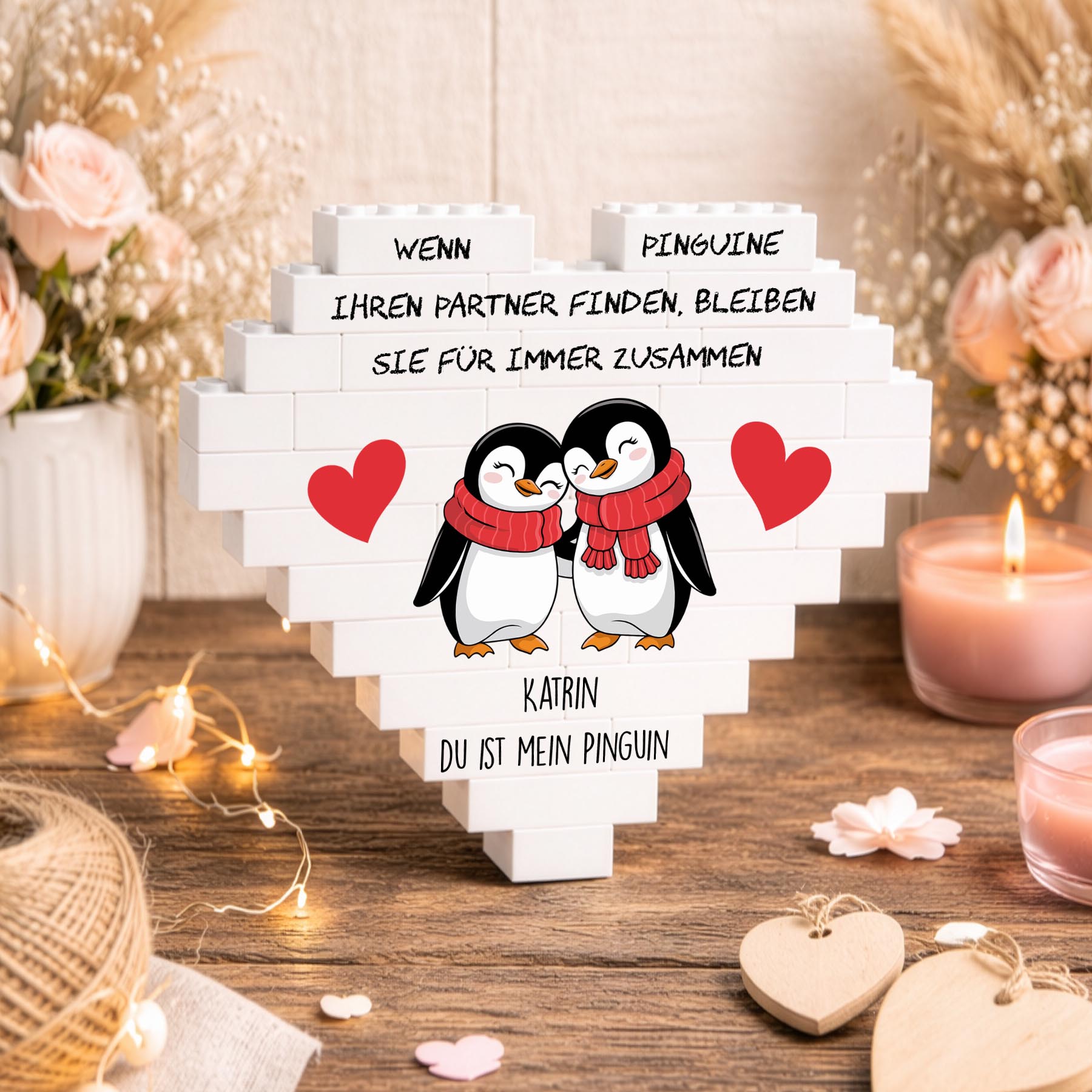 Personalisiertes Herz aus Klemmbausteinen – Verliebte Pinguine