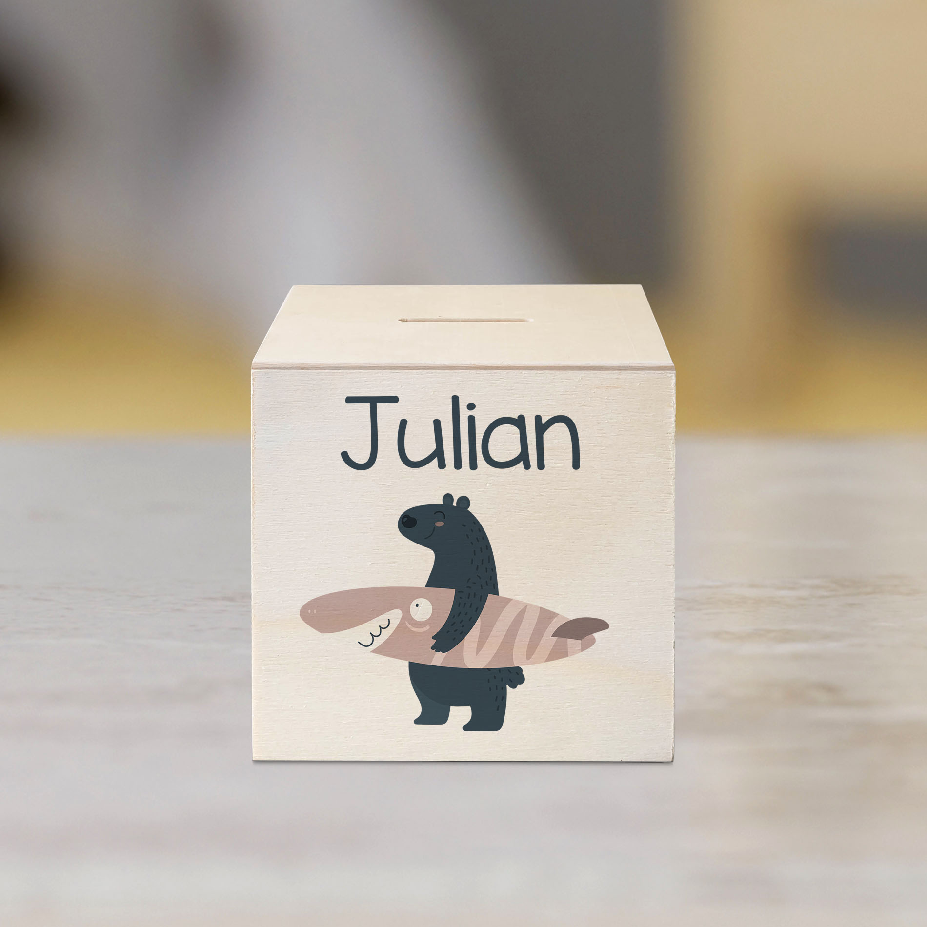 hübsche Holzspardose: personalisierbare Sparbüchse Motiv 80 Bär mit Surfbrett