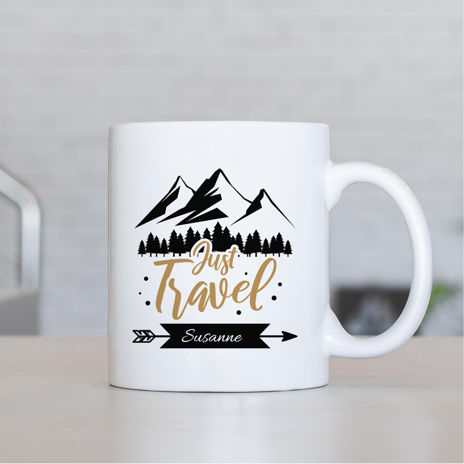 Personalisierte Tasse 330 ml – „Just Travel“ mit Bergen & Bäumen – mit Wunschname – beidseitig bedru