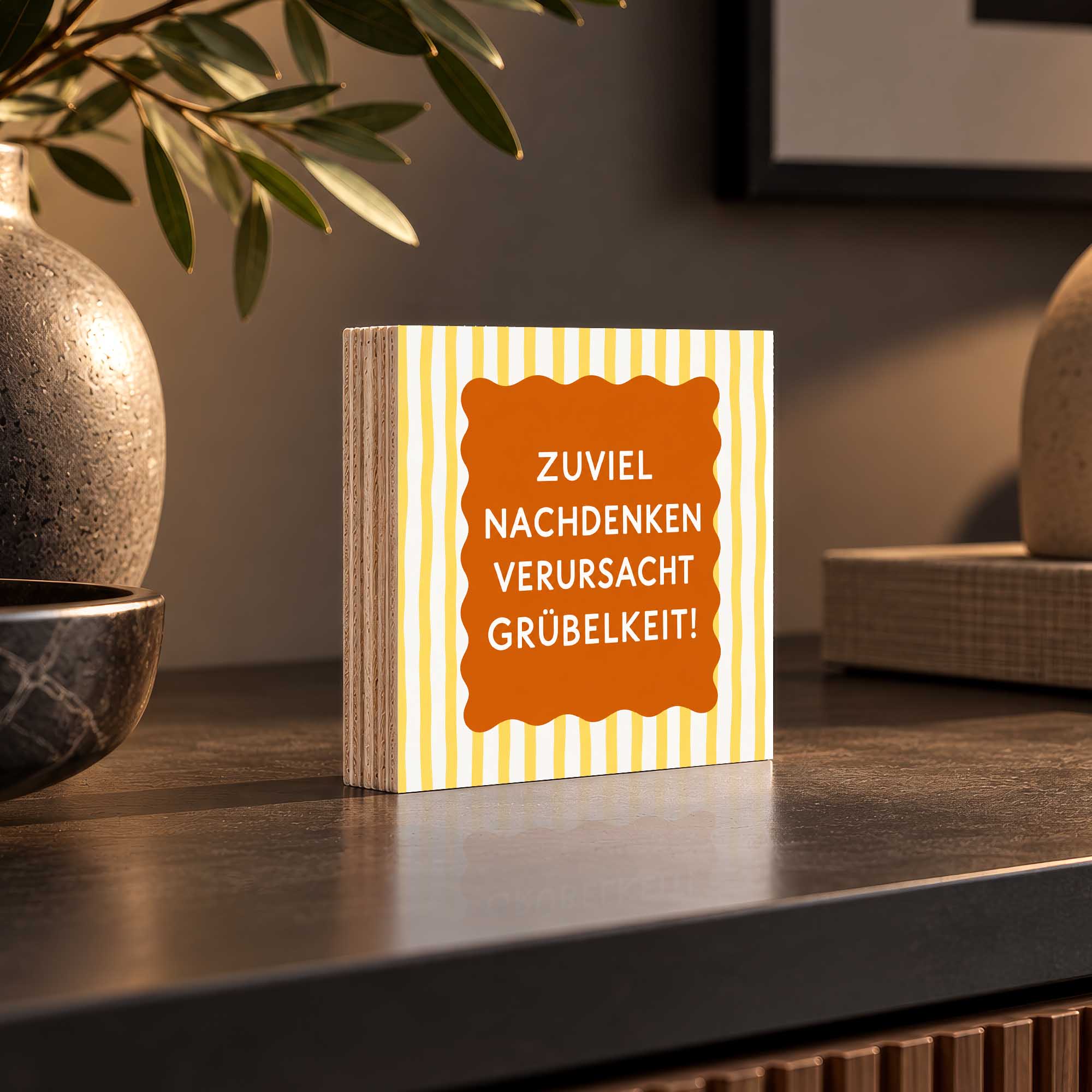 Woodprint Zuviel Nachdenken verursacht Grübelkeit! – gelb-orange Grafik – Motiv 026