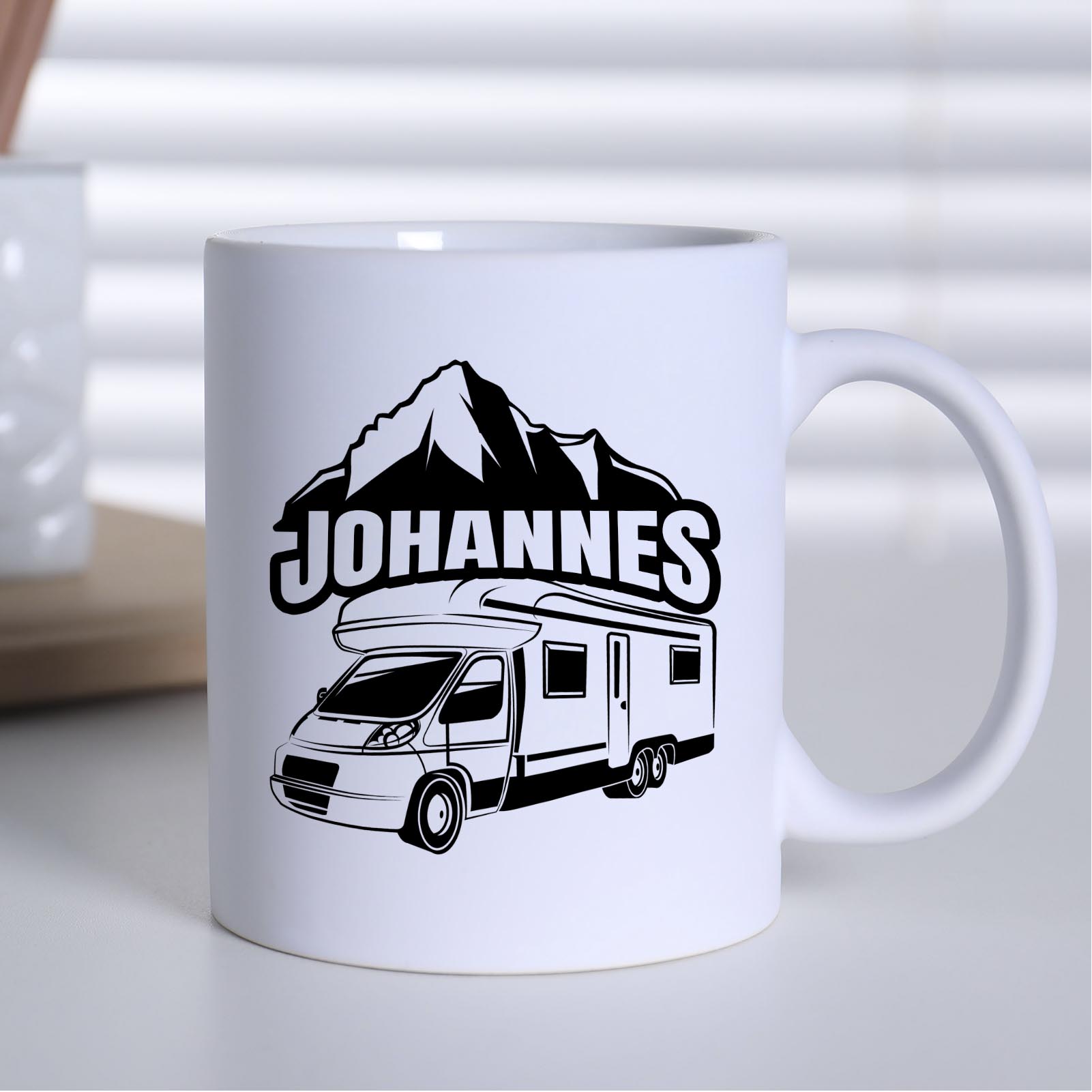 Personalisierte Tasse 330 ml – Wohnmobil & Berge Motiv – mit Wunschname – beidseitig bedruckt