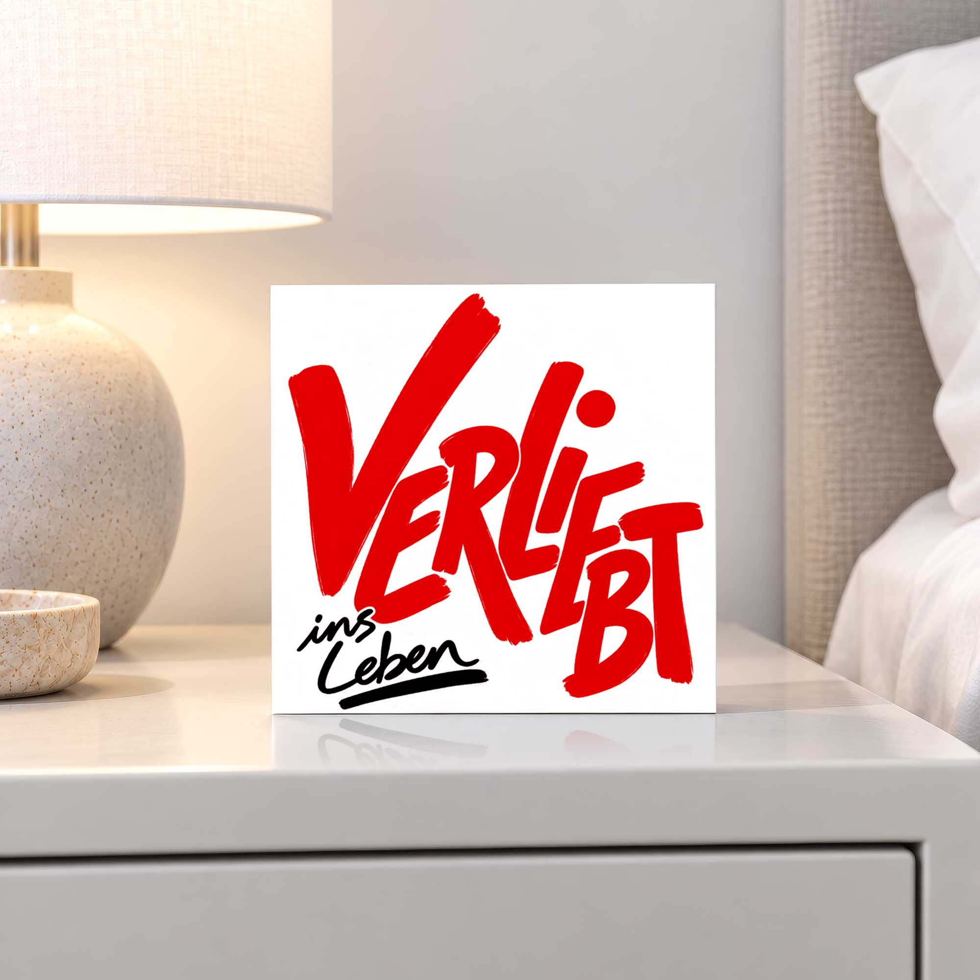 Woodprint Verliebt ins Leben – Schriftzug in Rot und Schwarz – Motiv 025