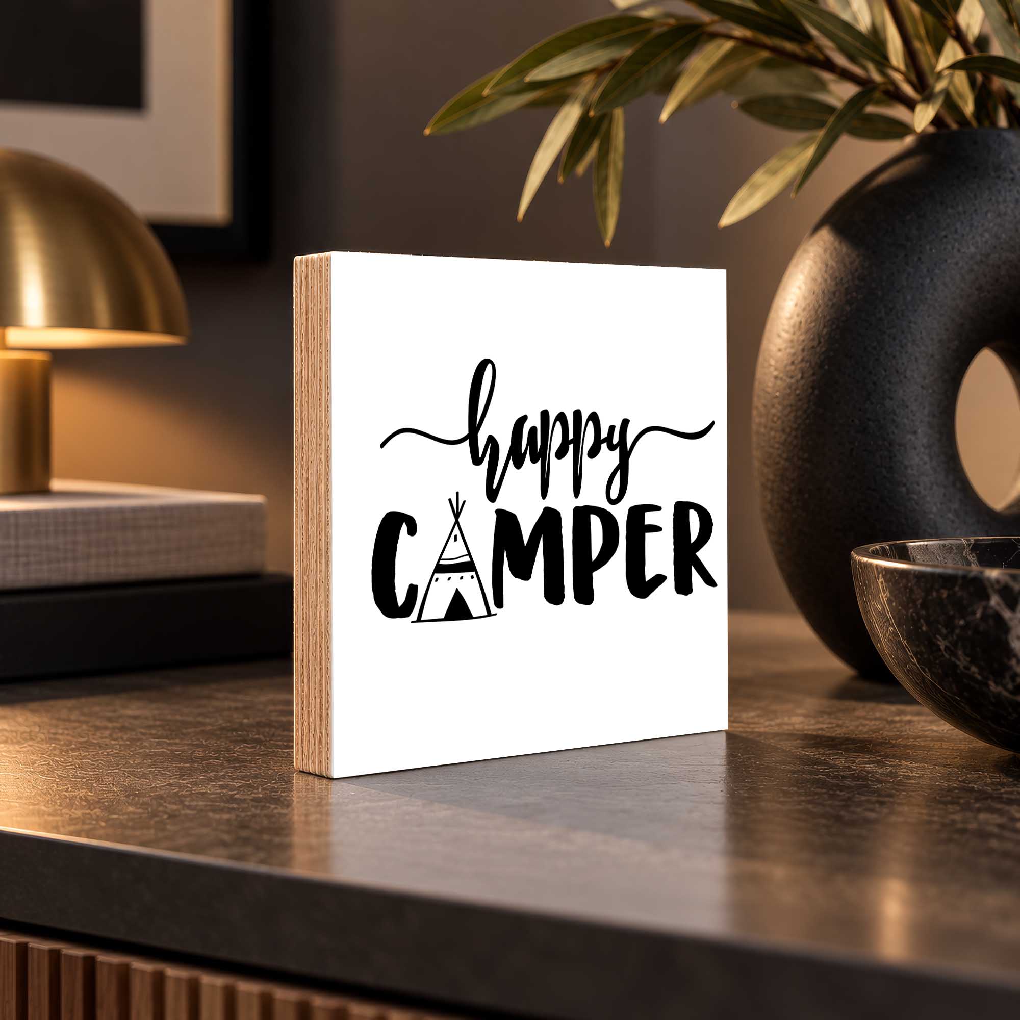 Woodprint Happy Camper – Schriftzug mit Zeltzeichnung – Motiv 004