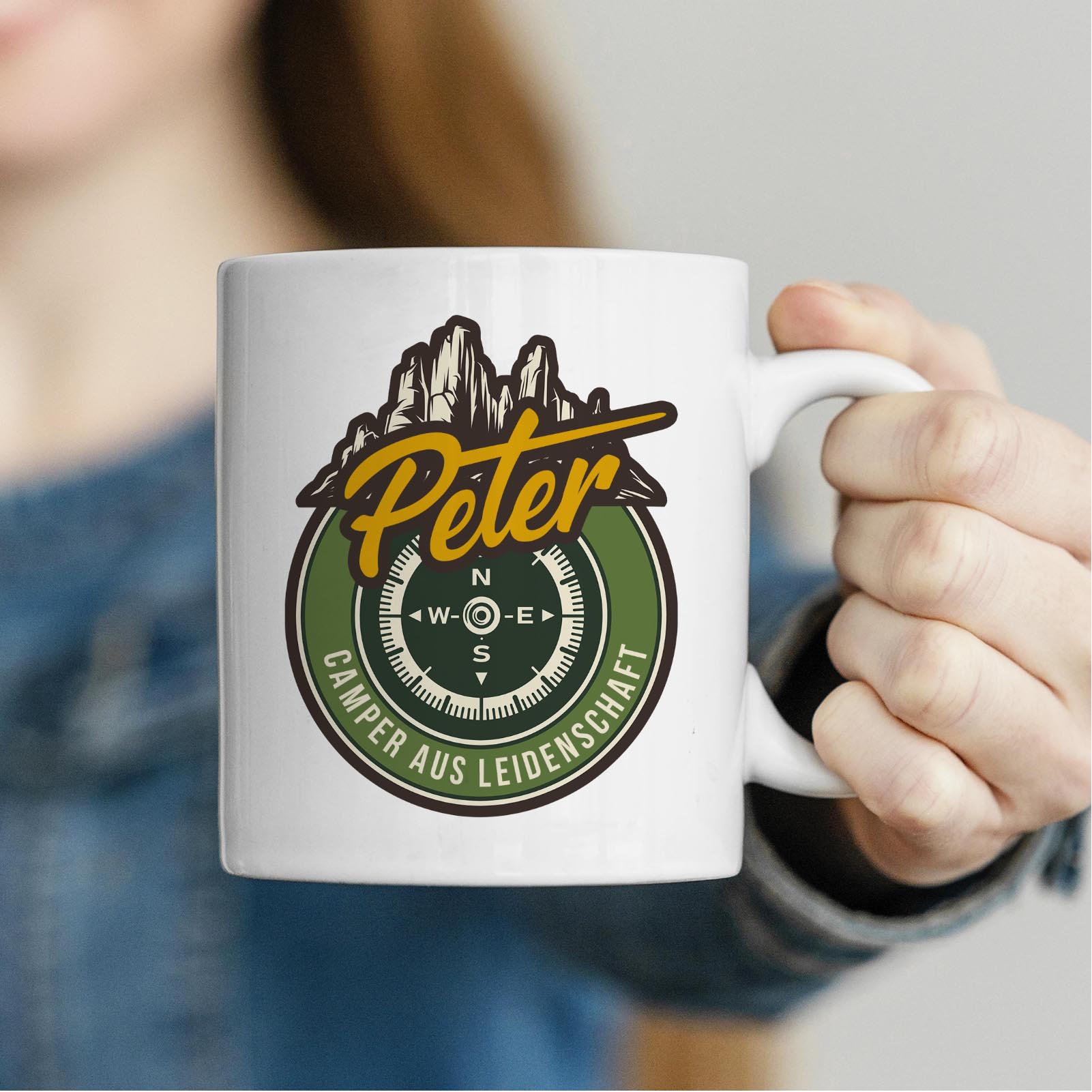 Personalisierte Tasse 330 ml – Camping Motiv mit Bergen & Kompass – mit Wunschname – beidseitig bedr